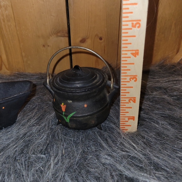 Set of 2 vintage mini cast iron cauldron and coal bucket - Picture 3 of 11